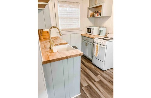 Treasure Island Cottage | Sunset Beach Cabana 100 steps to the Beach