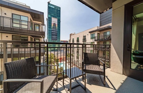 Vernon Apartment | Sunset Blvd 1 Bed Apt in the Heart of Hollywood
