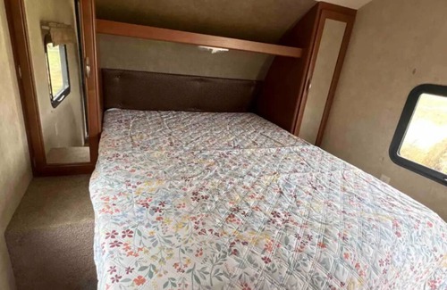Sidney House | Sunset Camp with 2-bedroom RV and a Beautiful View