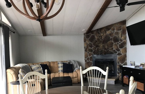 Lackawaxen House | Sunset Chalet-Late Check Out for added Fun on the Slopes or Trails Pet-friendly