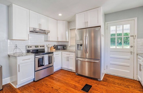 Winston - Salem House | Sunset Cottage: Charming 2-bdrm house w/king bed in WinstonSalem; great locatio