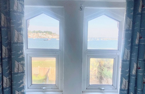 East Cowes House | Sunset Cottage Sleeps 6 with Sea Views