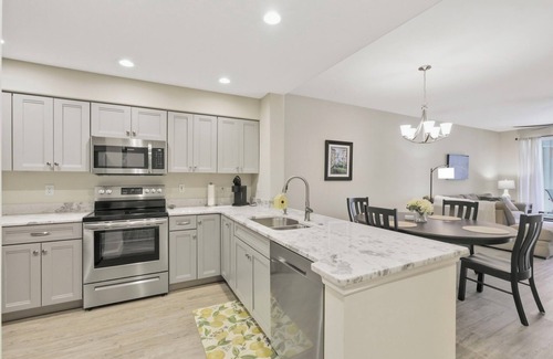 Tropical Cove Condo | Sunset Cove at Lexington CC Lake Village