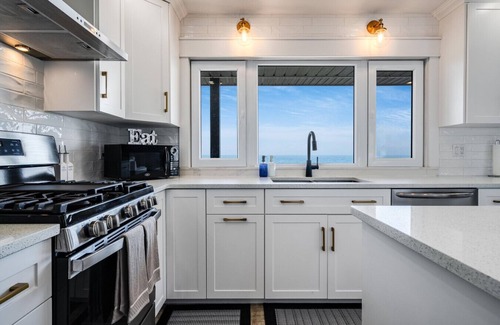 Leamington House | Sunset Cove Lakehouse