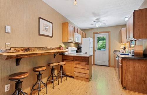 Maggie Valley Cabin | Sunset Creek, Pets Welcome, Motorcycle Friendly, Creek-Front