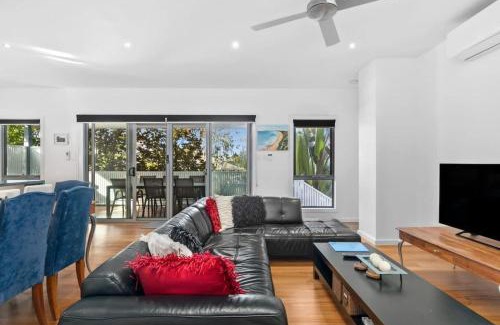 Ocean Grove House | Sunset Days Family Holiday House 200m to Shops