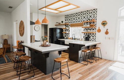 Oakhurst Villa | Sunset Glow Hidden Meadow BBQ HotTub by Casa Oso
