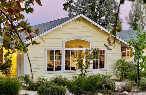 Oakhurst Villa | Sunset Glow Hidden Meadow BBQ HotTub by Casa Oso