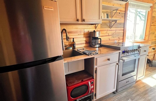 Fayetteville Cabin | Sunset Hillside Cabin on Horse Farm -Pet Friendly E