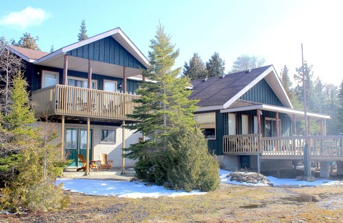 Northern Bruce Peninsula Cottage | ★Sunset Lakehouse,Hot tub,Waterfront,Wifi,Canoes Kayaks★