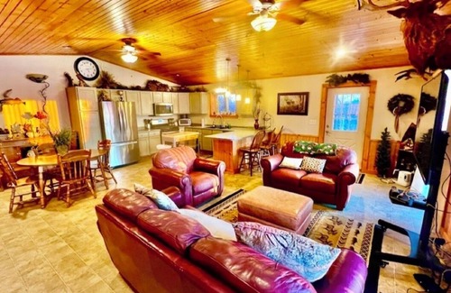 Harpers Ferry Cabin | Sunset Lodge. 10 Bedroom Cabin w/Pool & Outdoor Hot Tub
