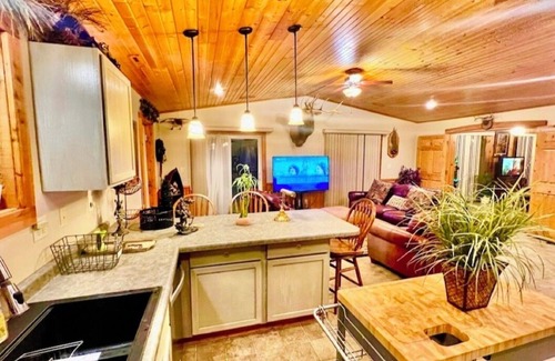 Harpers Ferry Cabin | Sunset Lodge. 10 Bedroom Cabin w/Pool & Outdoor Hot Tub