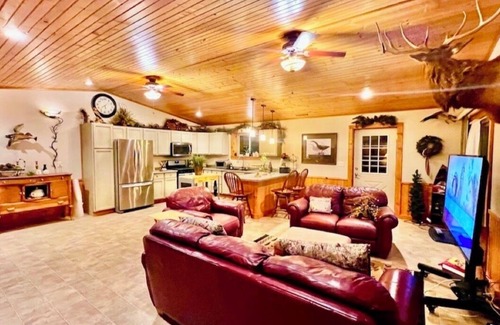 Harpers Ferry Cabin | Sunset Lodge. 10 Bedroom Cabin w/Pool & Outdoor Hot Tub