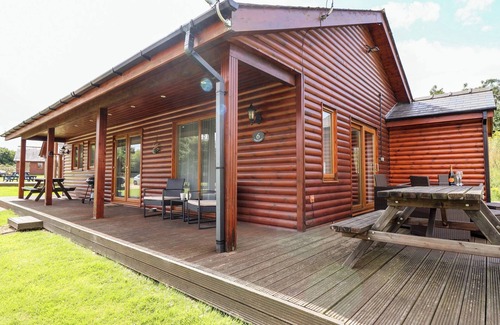 Thorpe On The Hill Cottage | SUNSET LODGE - NO.6, pet friendly, with hot tub in Thorpe-On-The-Hill
