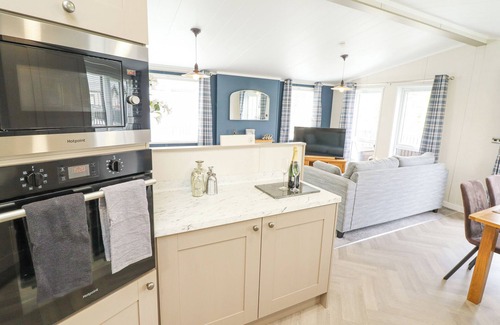 Woodhall Spa Cottage | SUNSET LODGE, pet friendly, with hot tub in Woodhall Spa