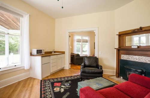 Omena Cottage | Sunset Lodge - Shedd Cottage suites