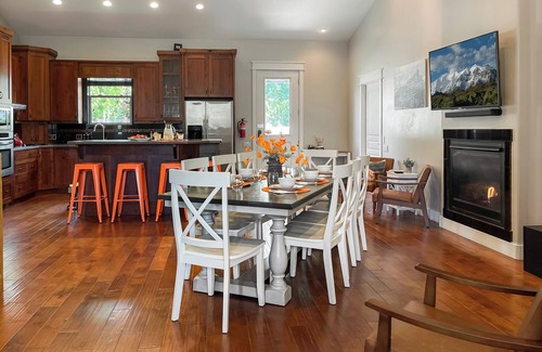 Heber House | Sunset Mountain Views | Hot Tub | Game Room | Traeger | Pets | MTB/Golf/Reunion