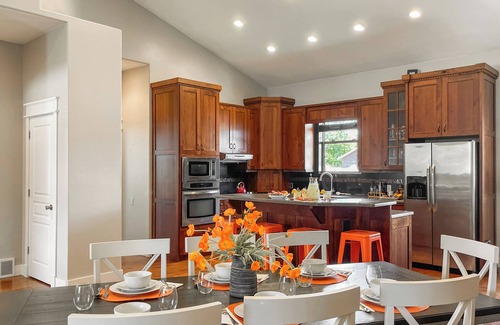 Heber House | Sunset Mountain Views | Hot Tub | Game Room | Traeger | Pets | MTB/Golf/Reunion