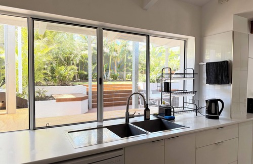 Hallett Cove Villa | Sunset Ocean Deck, Garden BBQ, Fast Wi-Fi, Walk to Beach – Romantic Coastal Stay