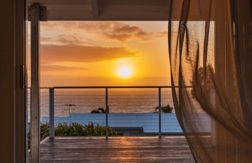 Hallett Cove Villa | Sunset Ocean Deck, Garden BBQ, Fast Wi-Fi, Walk to Beach – Romantic Coastal Stay