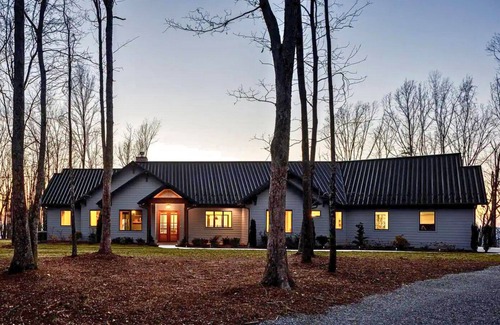 Signal Mountain House | Sunset Overlook: Serene Mountain Retreat