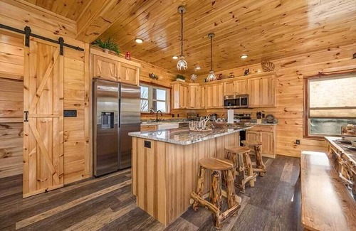 Sevierville Cabin | Sunset Peak- The perfect cabin with indoor pool, Mountain Views, and fire-pit!