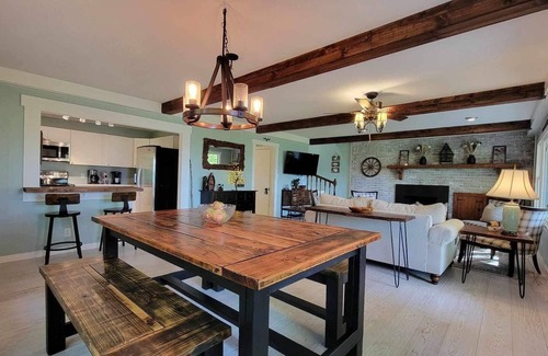 Bryson City Cabin | Sunset Point: mountain view hot tub + fire pit