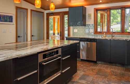 Penn Yan Cottage | Sunset Point:"Upscale Keuka Lakehouse, Walk To Keuka Springs Winery!"