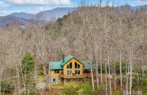 Lake Toxaway Cabin | Sunset Ridge – incredible Mountain Views, Hot Tub, Fire Pit & Pool Table”