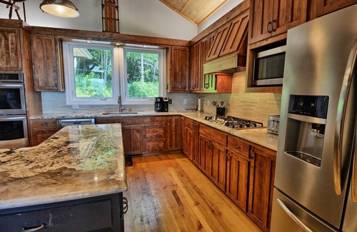 West Jefferson Ski Chalet | Sunset Ridge-Open for Bookings! Hot Tub, Ping Pong, Fire Pit, Wi-Fi
