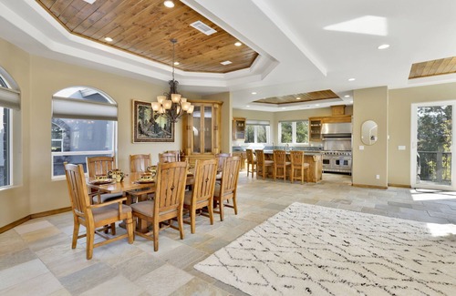 Castle Glen Estates Cabin | Sunset Ridge Villa at Big Bear ~ Hot Tub ~ Games ~ Multi-Level Luxe Chalet Retreat