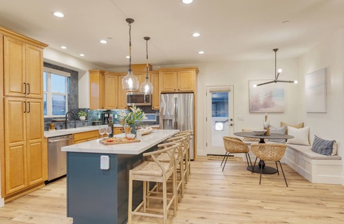 Grover Beach House | Sunset Serenity by AvantStay | Rooftop w/Hot Tub & Fire Pit, 3 Blocks to Beach!