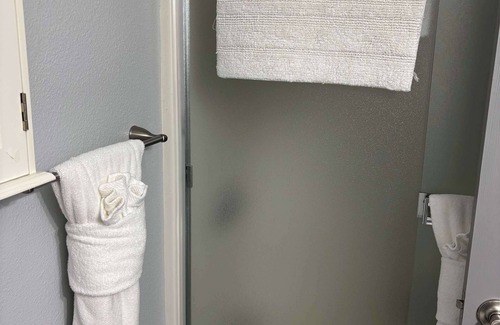 Smith River Apartment | Sunset Shore Retreats Ocean Front "Cozy Seal Slumber"