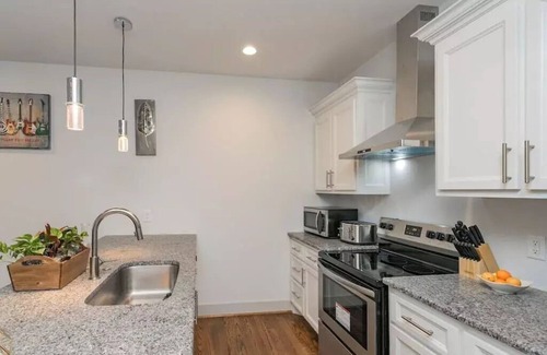 Maplewood Heights House | ★Sunset Stunner★ 7 beds! 9 min→Broadway Garage ★