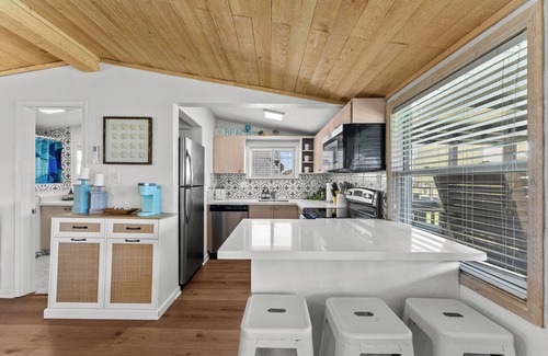 Pirates Beach House | Sunset Surf Lodge - Charming 2-bdrm house near fantastic Palm Beach, Galveston