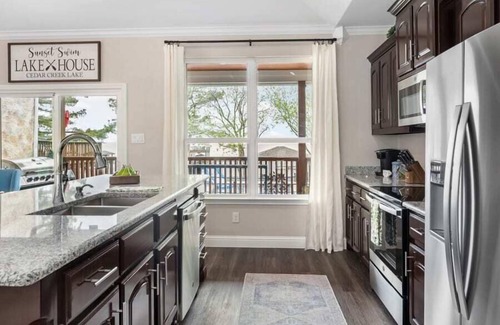 Gun Barrel City House | Sunset Swim Lake Front Home Pool, Hot Tub