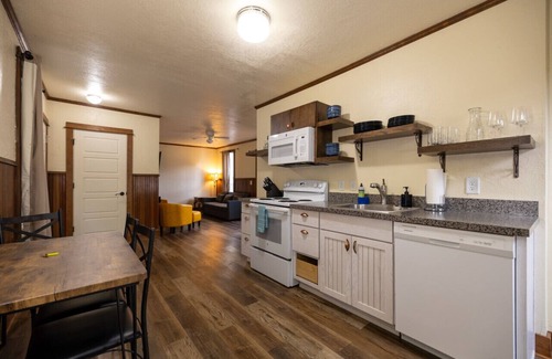 Market District Apartment | Sunset - The Rhodee House #1