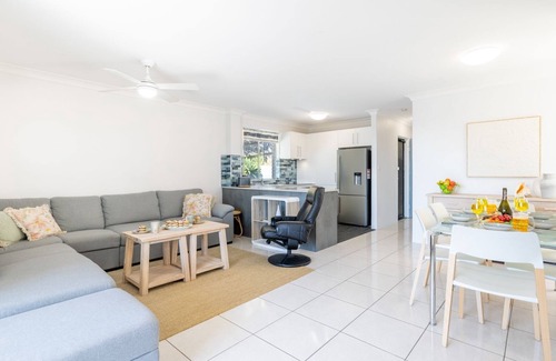Nelson Bay Apartment | Sunset Towers, 1-25 Donald St- in the heart of town with Wi-Fi and Air Con