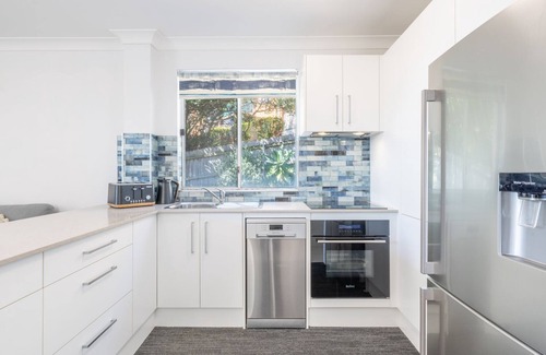 Nelson Bay Apartment | Sunset Towers, 1-25 Donald St- in the heart of town with Wi-Fi and Air Con