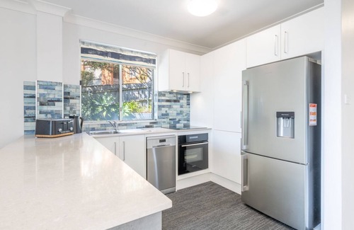 Nelson Bay Apartment | Sunset Towers, 1-25 Donald St- in the heart of town with Wi-Fi and Air Con