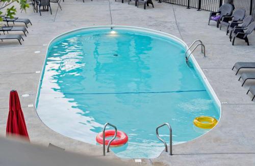 Kimberling City House | Sunset View at Anchor's Point - Lakefront Stay for 8 with Private Balcony