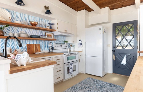 Lagoon Point Cottage | Sunset View Cottage in Lagoon Point -