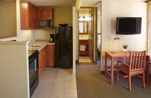 Waikiki Hotel | Sunset Views and Modern Comfort Just a Short Walk to Waikiki Beach