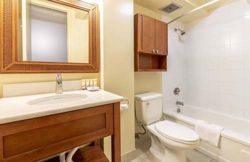 Waikiki Hotel | Sunset Views and Modern Comfort Just a Short Walk to Waikiki Beach