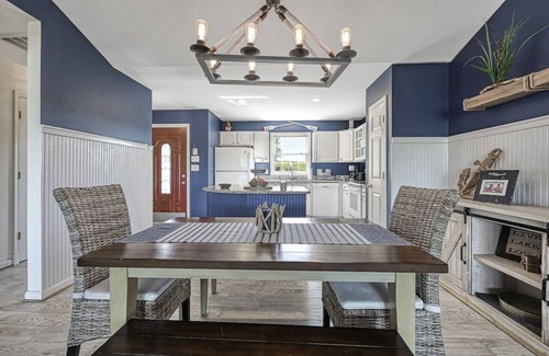 Livingston House | Sunset Views at Lake Anna