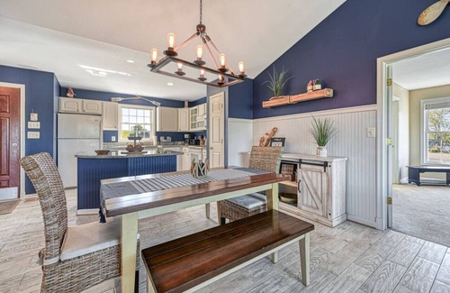 Livingston House | Sunset Views at Lake Anna
