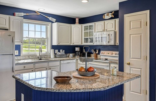 Livingston House | Sunset Views at Lake Anna