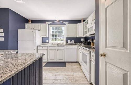 Livingston House | Sunset Views- Waterfront, Covered Slip, Pet Friendly, Updated