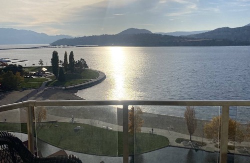 North End Condo | Sunset Waterfront Resort 9. Luxury Lakeside, Stunning 3 bed/2bath Kelowna Condo.