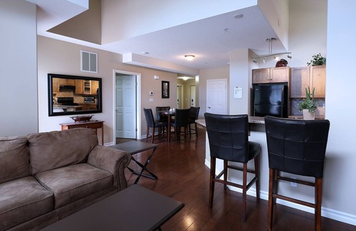 North End House | Sunset Waterfront Resort, Townhouse 1. Downtown Kelowna in the cultural district